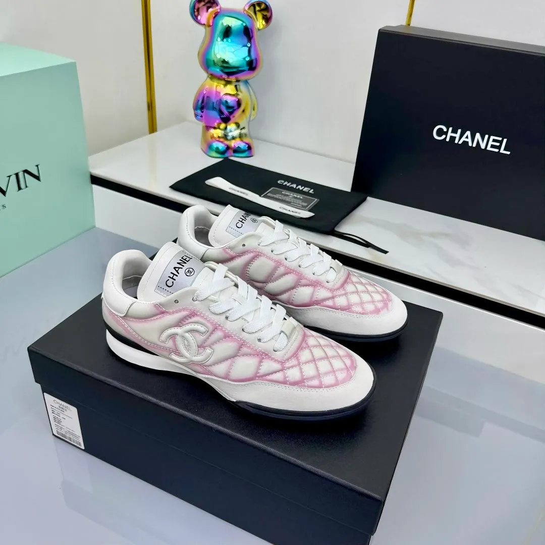 👟👟Ex-factory price 640👟👟 Top version Chanel Chanel - 2025 counter top casual sports shoes This sneaker is a classic design; the upper is electro-embroidered with a variety of techniques; the outsole is fashionable and sporty; it is unusual to incorporate a variety of color matching elements... The diversified mix and match is very beautiful and versatile, and can be used for leisure, fashion, sports and outdoor... ꫛꫀꪝ Go➫ Material: ❶The upper is made of: original cowhide ❷The inner lining is made of: original imported sheepskin ❸The outsole is based on: original TPU combination outsole Full set of boutique packaging for women 35–41 👉